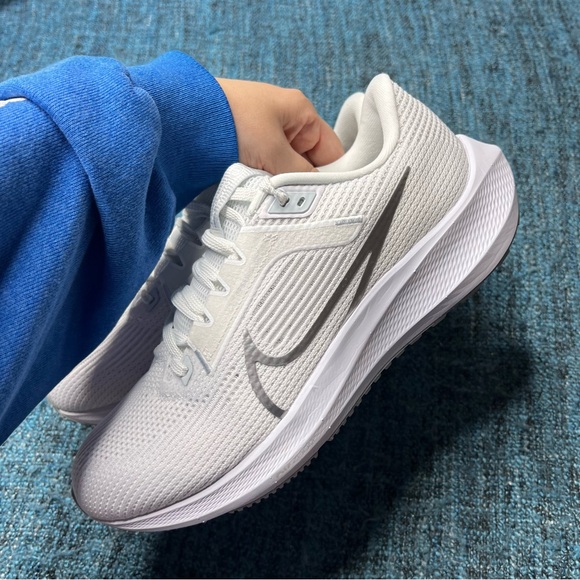 Nike Pegasus 40 Running Shoes in White Metallic Silver - Picture 4 of 9